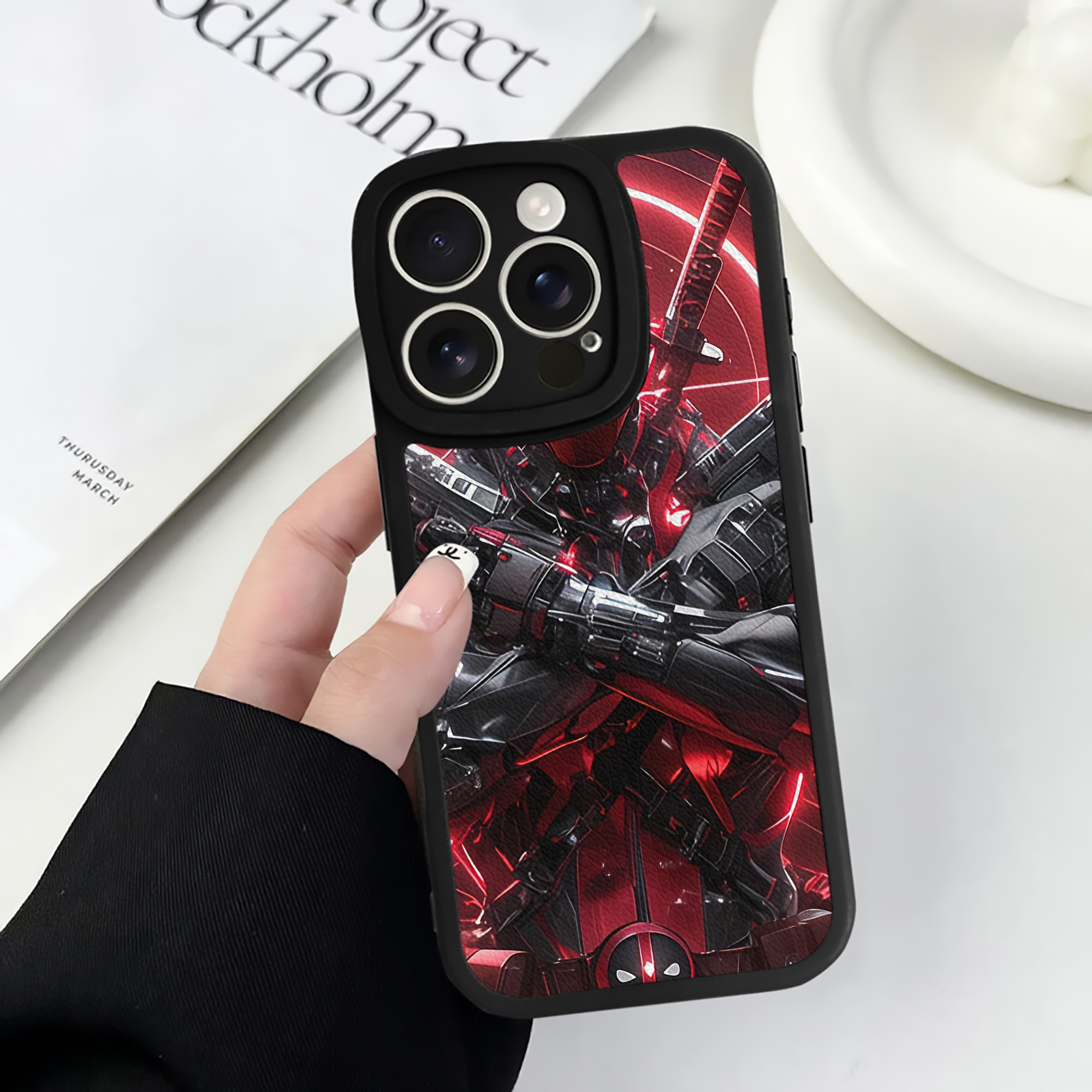 （画像用） Deadpool デッドプール 【iPhone 16シリーズ対応】シリコンスマホケース（レザー調） 材質：シリコン